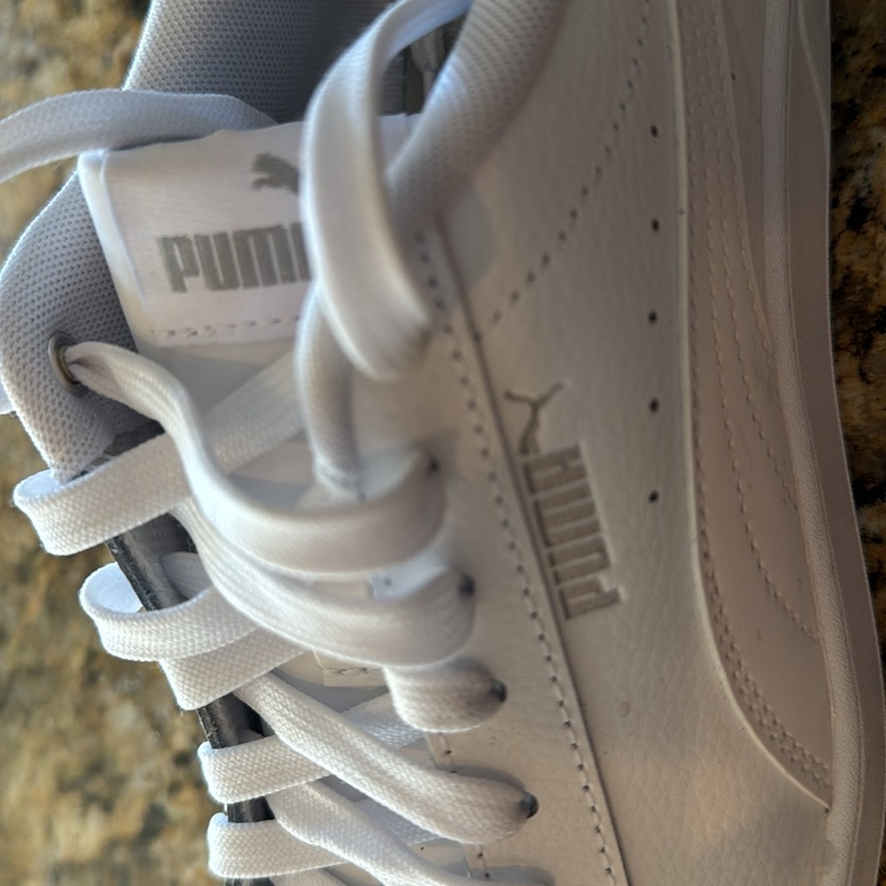 Women’s Puma Vikki V Leather Sneaker.   White, Size 8 Worn 5x - Picture 3 of 6